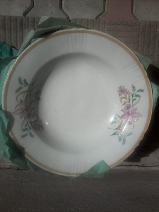 Тарелки десертные, закусочные и суровые.