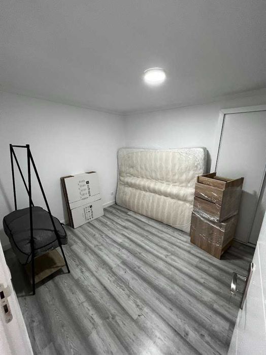 Cabideiro com prateleiras – metal e madeira