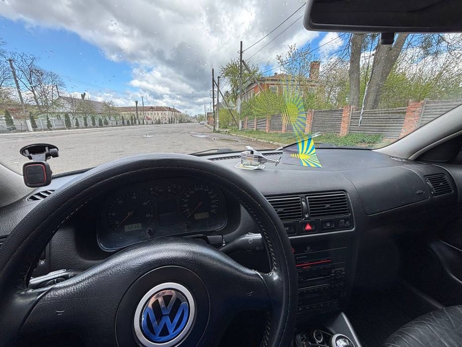 Авто golf 4 дизель 1,9 (військовим, бо ввезено через фонд)