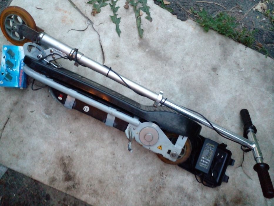 продам Германский складной электросамокат"AlesaFit" "АлесаФит" на ходу