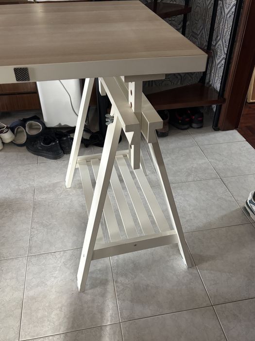 Secretária Com Dois Cavaletes e um Tampo