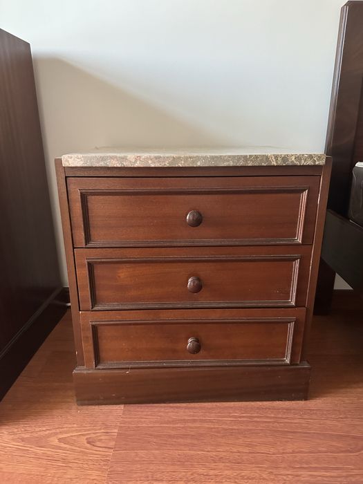 Conjunto de 2 cómodas de madeira com tampo de pedra