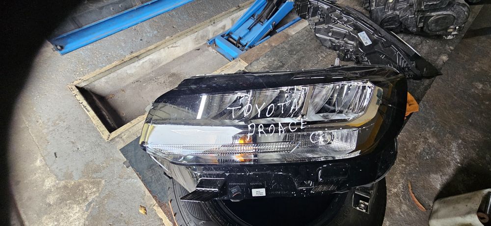 Farol esquerdo para- TOYOTA ProAce City