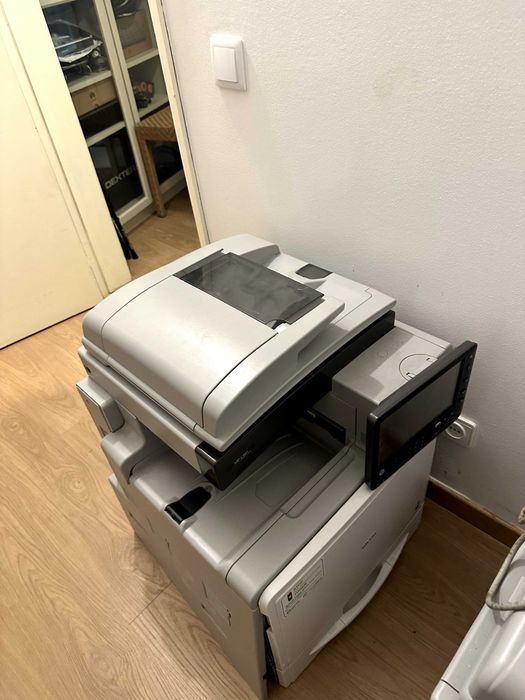 2 Impressora multifunções Ricoh MP C401