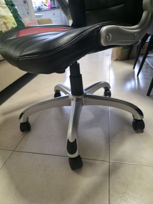 Mesa de escritório + cadeira girtória