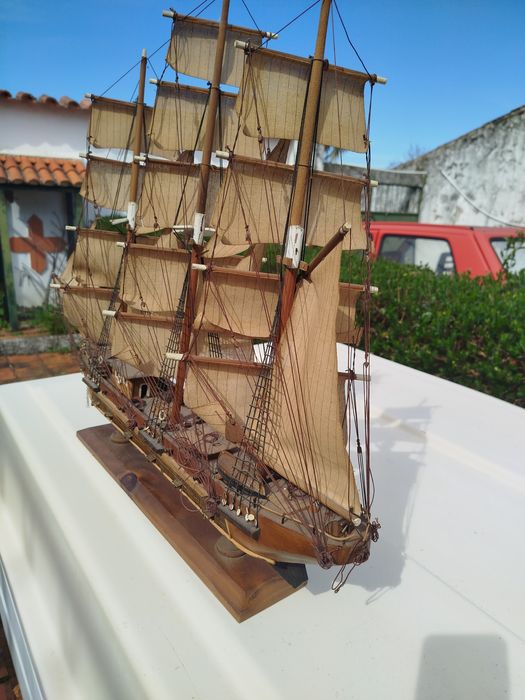 Grande modelo de navio à vela em madeira