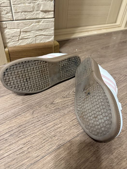 Продам жіночі кросівки
