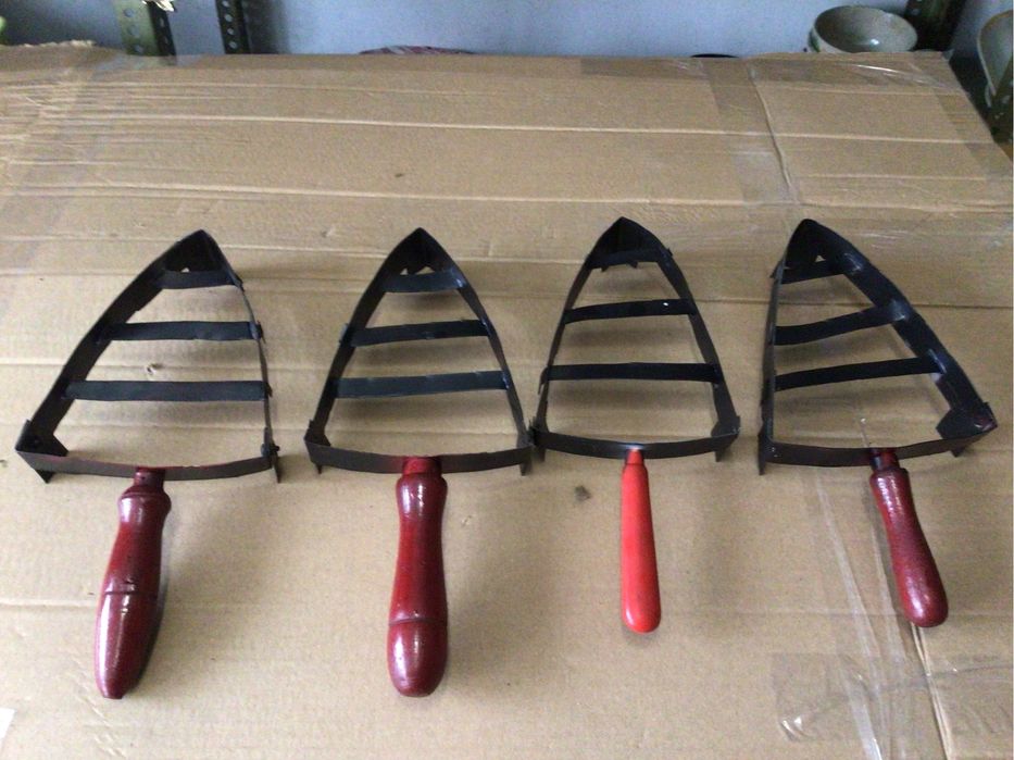4 suportes de ferros antigos a carvão para venda ,só vendo o lote todo