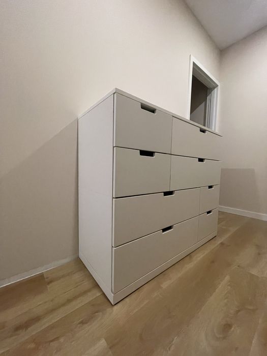 Móvel branco grande com gavetas