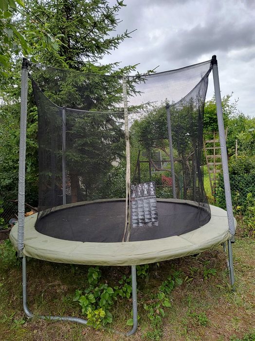 Trampolina ogrodowa dla dzieci