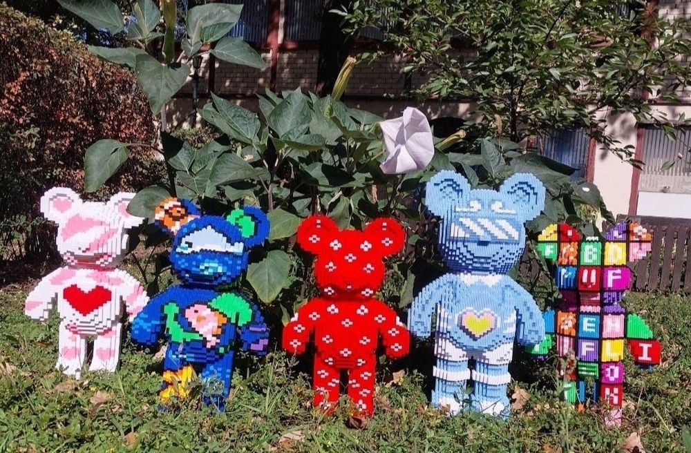 Конструктор  Такса, Хаскі з мікроблоків.  ( Bearbrick )
2000 деталей