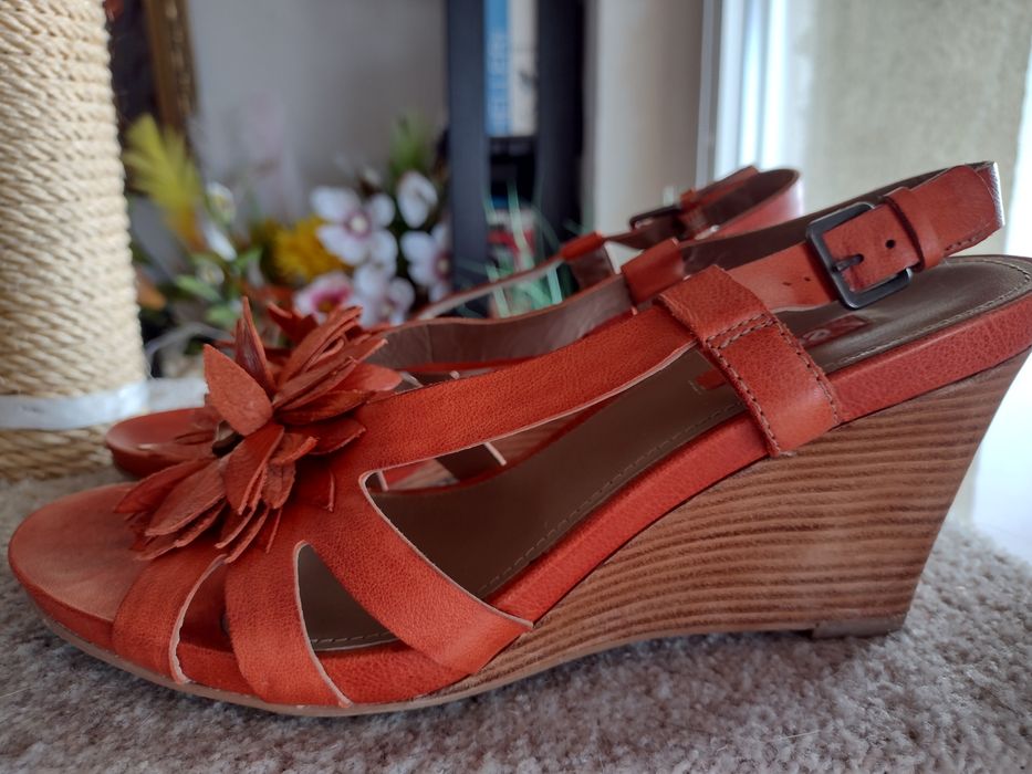 Sandały damskie skórzane na koturnie firmy ECCO