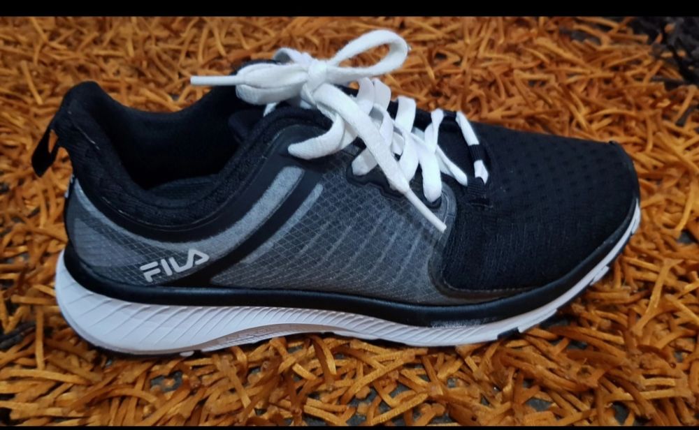 Sapatilhas pretas e branca Fila