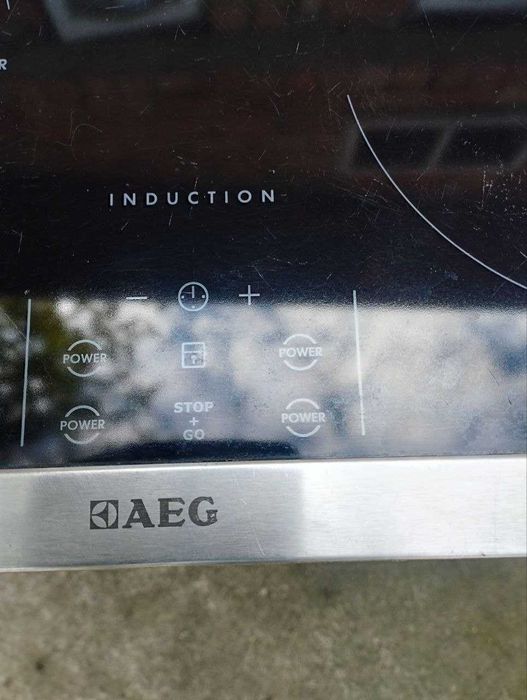 Індукційна варильна поверхня фірми;"AEG" модель:HE 634250XB.