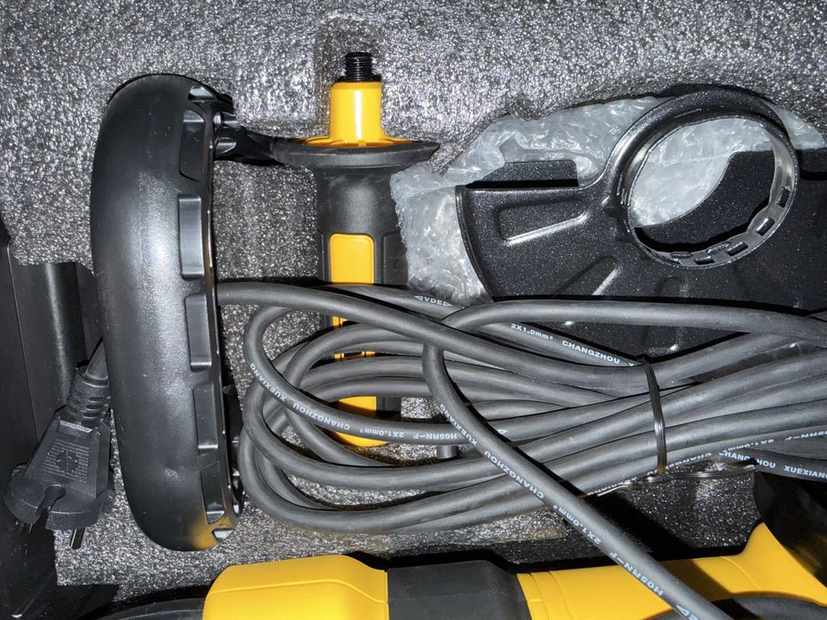 Dewalt DWE4257  Szlifierka kątowa regulacja walizka oraz akcesoria