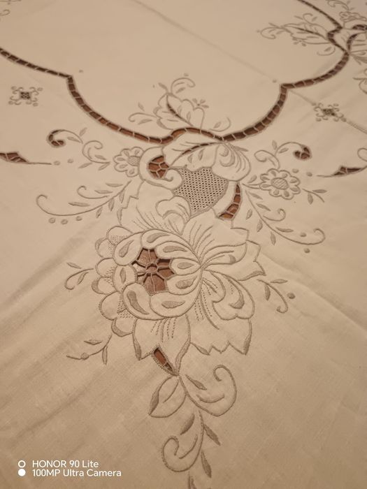 Toalha bordada à mão com 12 guardanapos