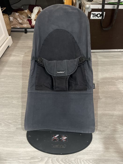 Espreguiçadeira/Bouncer babybjörn com brinquedo de madeira