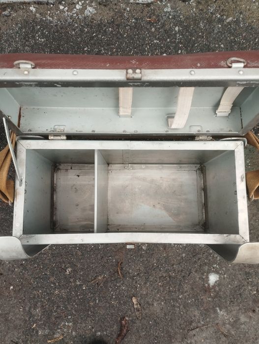 Ящик рыболовный с лыжами.