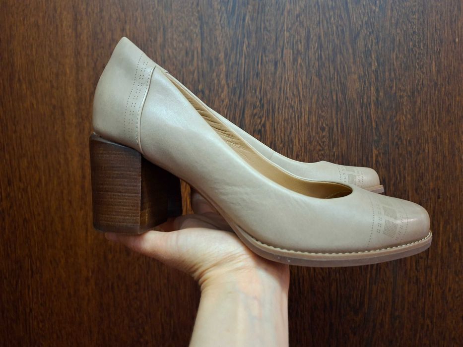 Sapatos marca Clarks em pele cor nude de salto alto