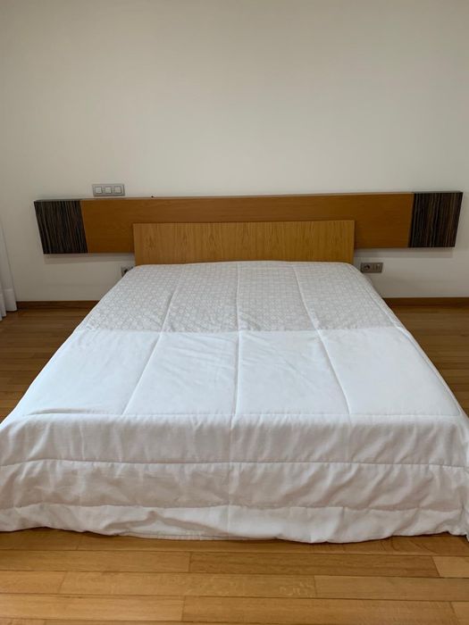 Cama de casal em Carvalho Francês