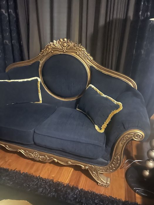 Sofa, cadeirao preto e dourado