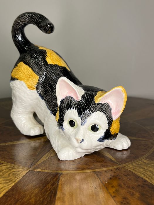 Ceramiczna figurka kota, sygnowana, lata 80, ręcznie malowana.