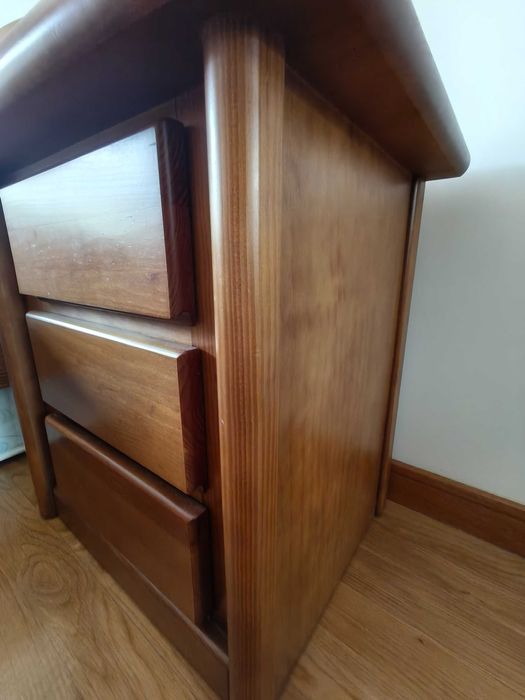 Cama robusta de madeira com colchão ortopédico e 1 móvel de suporte