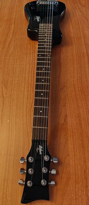 Gitara elektryczna turystyczna, Hofner, Czarna