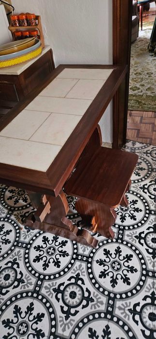 Mesa de Jantar com 2 Bancos