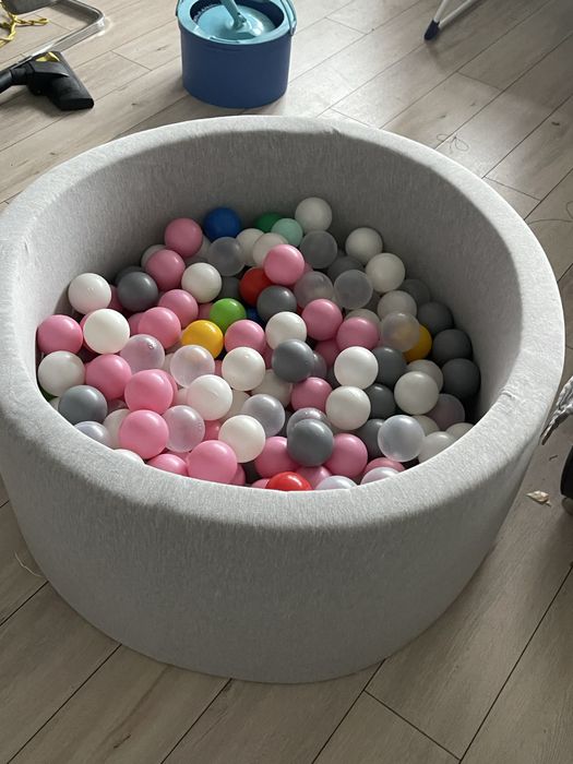 Suchy basen z kulkami