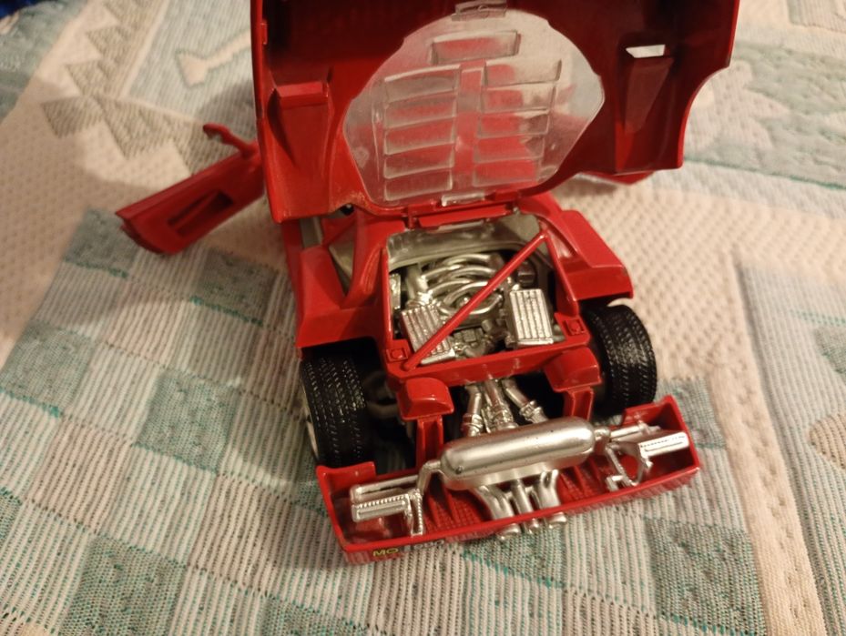 Carro, Ferrari em perfeito estado,material muito resistente,feito de ferro,bem preservado e é muito bonito