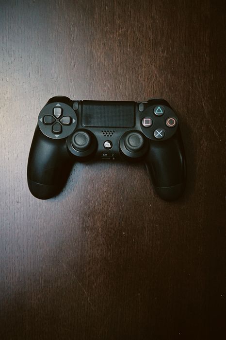 PlayStation 4 Slim 1TB + Comando + Estação Carregamento + 6 Jogos