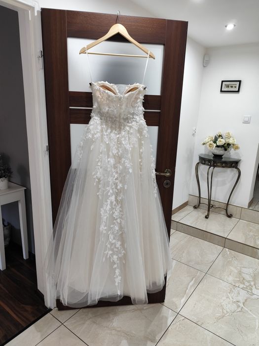 Suknia ślubna ręcznie haftowana