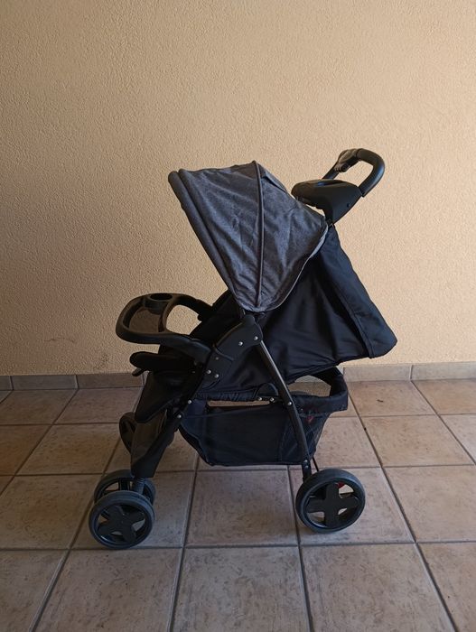 Carrinho de bebê com ovo