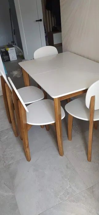 Стіл до вітальні дубовий розкладний.