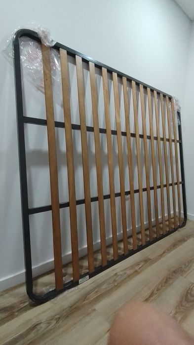 Estrado de madeira e metal 160 x 195 cms