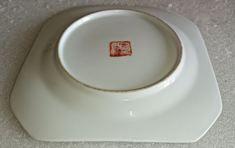 Antigo Prato Octogonal chinês com caracteres vermelhos