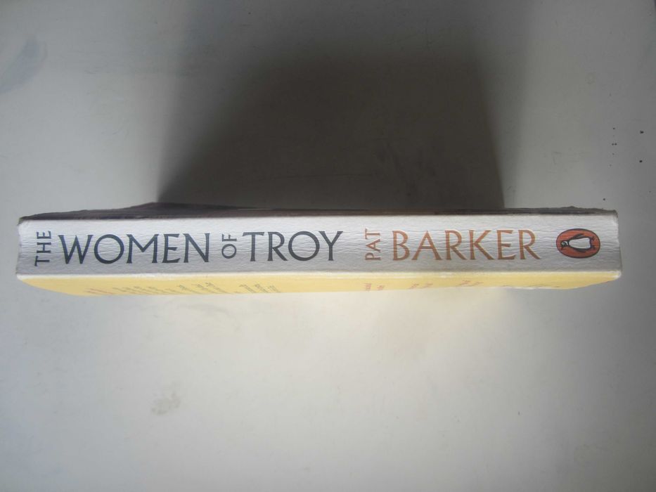 Книга-бестселлер Пэт Баркер "The Women of Troy" на англ.