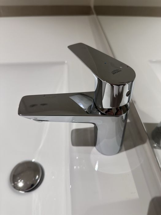 Móvel suspenso de WC com lavatório e torneira GROHE — nunca usado