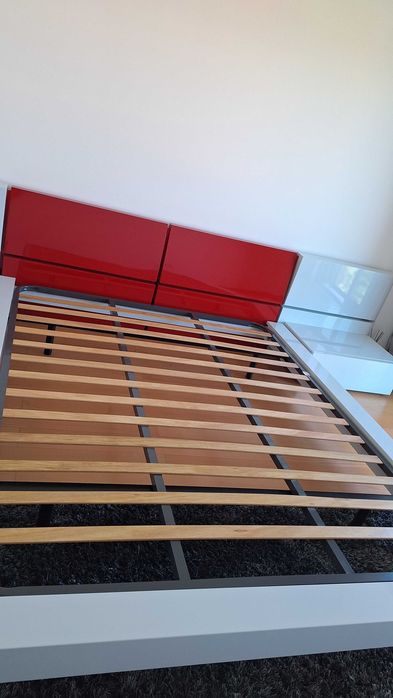 Cama design moderno com cabeceira e mesas de cabeceira