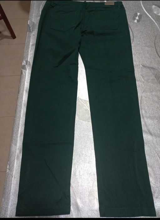 Calças verdes praticamente novas