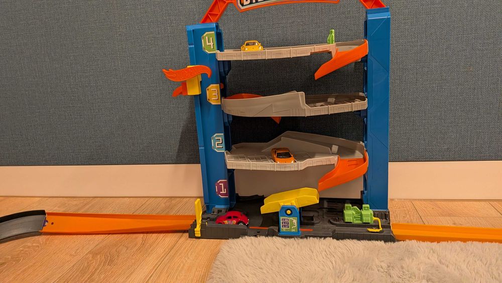 Hot Wheels garaż i tory, wyrzutnie