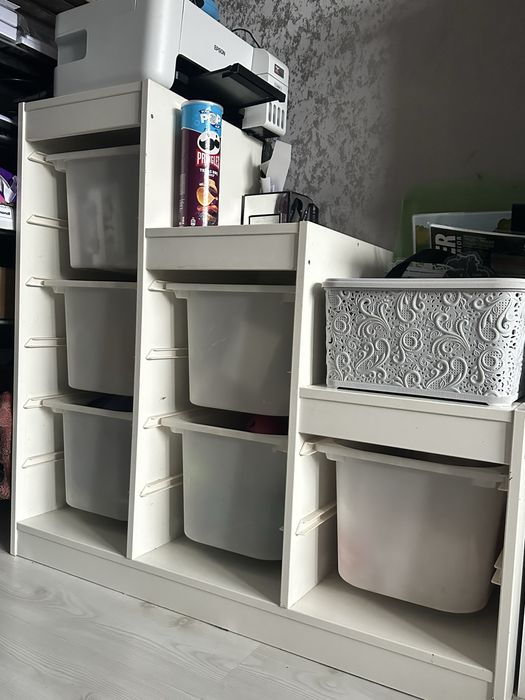 Стелаж з контейнерами