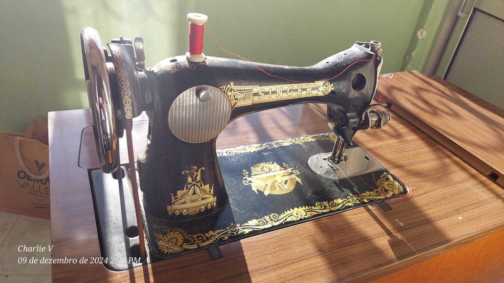 Máquina de Costura Singer 15K com móvel
