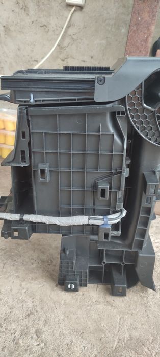 Продам подлокотник перетянут под оригинал, кожа. На Honda CR-V