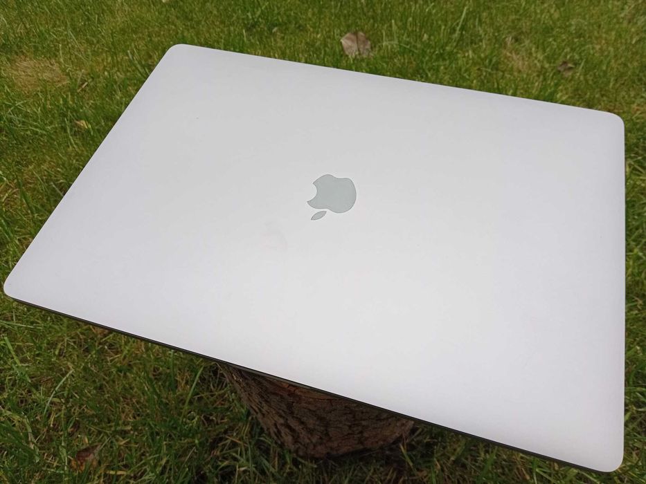 Ноутбук Apple Macbook Pro 16 Retina, 2019 i7/16/512gb (є вм'ятина)