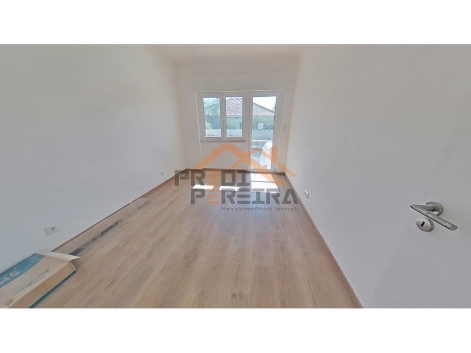 Apartamento T3 totalmente remodelado - Santo António dos Cavaleiros...