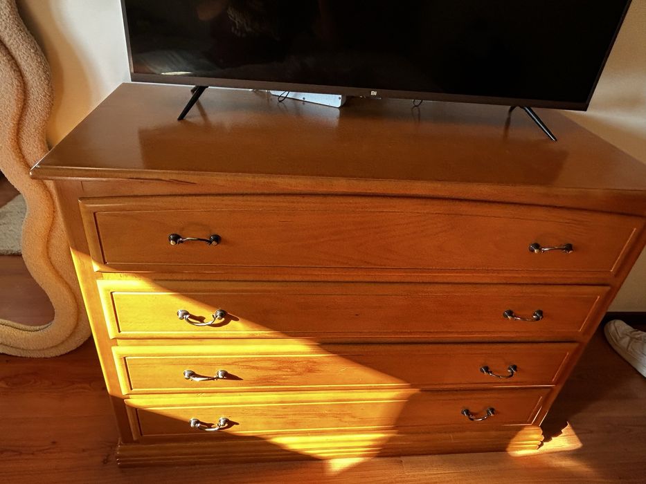 Quarto completo (cama solteiro, armario, mesa de cabeceira, comoda)
