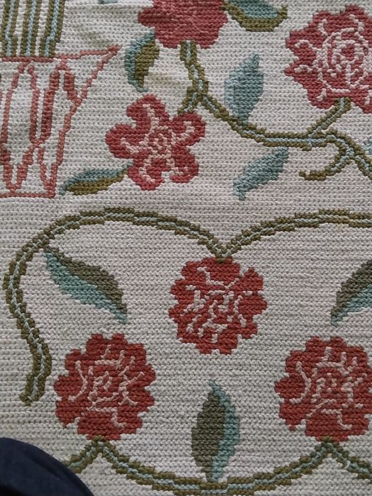 Tapete de arraiolos feito a mao