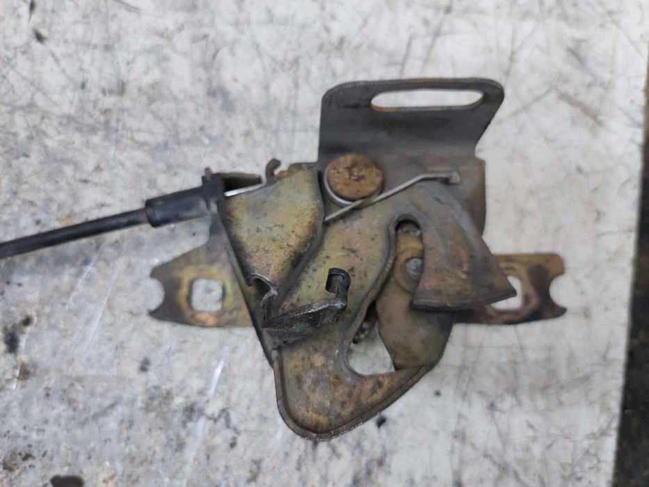 VW Golf III 3 Zamek Maski Pokrywy Silnika